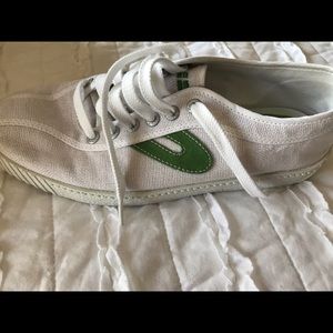 Size 7 retro women’s tretorns